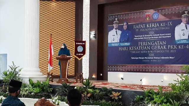 Ketua TP PKK Kota Bukittinggi, Ny. Fiona Erman Safar